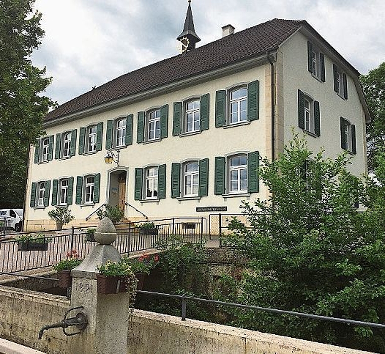 Das vor zehn Jahren innen und aussen total sanierte heutige Gemeindehaus und einstige Schulhaus diente einst Generationen von Schülerinnen und Schülern als Bildungsstätte.Foto: Willi Wenger