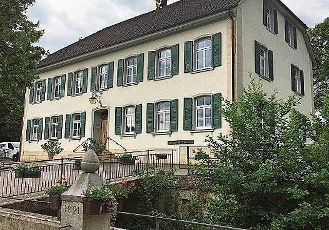 Das vor zehn Jahren innen und aussen total sanierte heutige Gemeindehaus und einstige Schulhaus diente einst Generationen von Schülerinnen und Schülern als Bildungsstätte.Foto: Willi Wenger