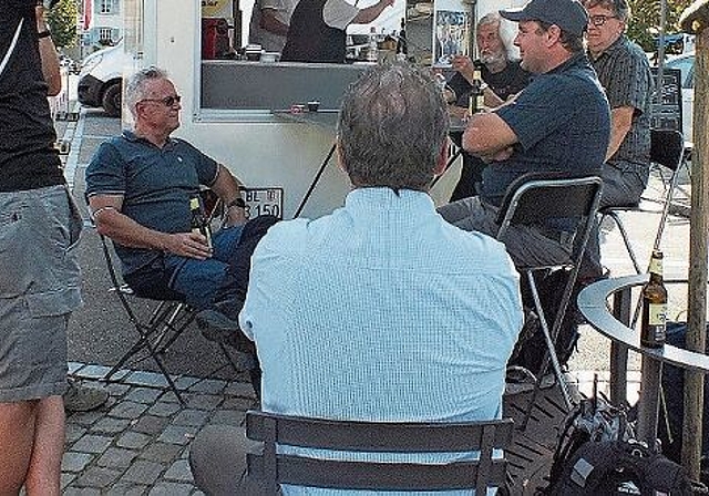 Fröhliche Männerrunde besuchte den Markt.

