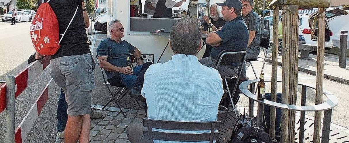Fröhliche Männerrunde besuchte den Markt.
