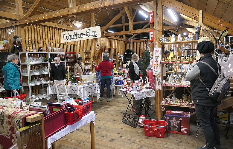 Zwischen dem Ansturm auf die reichhaltige Auswahl an weihnachtlichem Schmuck und Deko gibt es auch die Begegnungen. Fotos: U. Handschin
