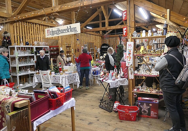 Zwischen dem Ansturm auf die reichhaltige Auswahl an weihnachtlichem Schmuck und Deko gibt es auch die Begegnungen. Fotos: U. Handschin
