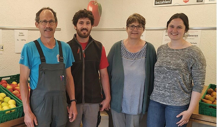 Der Hofladen der Familie Salathé mit Max, Pascal, Käthi und Fabienne (v.l.).
