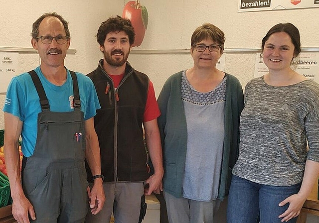Der Hofladen der Familie Salathé mit Max, Pascal, Käthi und Fabienne (v.l.).
