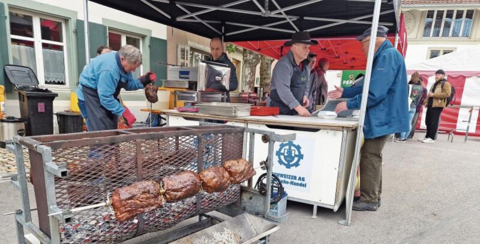 Das 40. Mal am Lausner Markt: Dieter Recher, mit schwarzem Hut, der seine Schweinebraten auf dem Holzkohlegrill anbot.