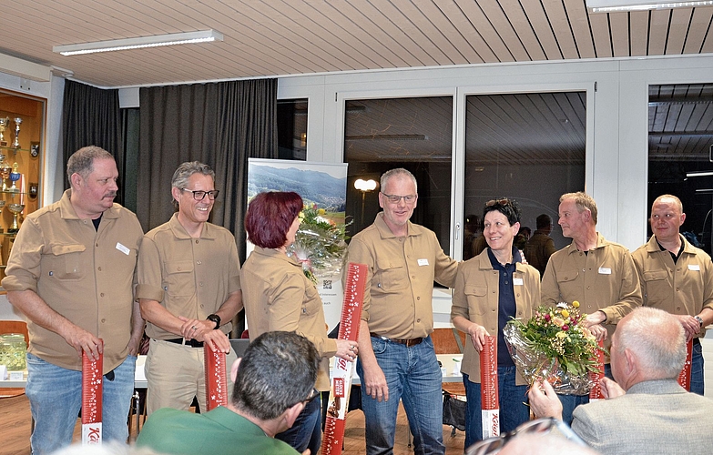 Der Vorstand im neuen Outfit: Pädu Nachbur, Stefan Grossmann, Martina Bloch, Katrin Kaden, Daniel Tschudin, Gerhard Dill und Sämi Hubschmid (v. l.). Fotos: B. Reinhard Der Vorstand im neuen Outfit: Pädu Nachbur, Stefan Grossmann, Martina Bloch, Katrin Kaden, Daniel Tschudin, Gerhard Dill und Sämi Hubschmid (v. l.). Fotos: B. Reinhard