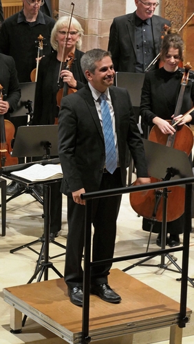 Dirigent Roberto Fabbroniverlieh dem Orchester Flügel. 