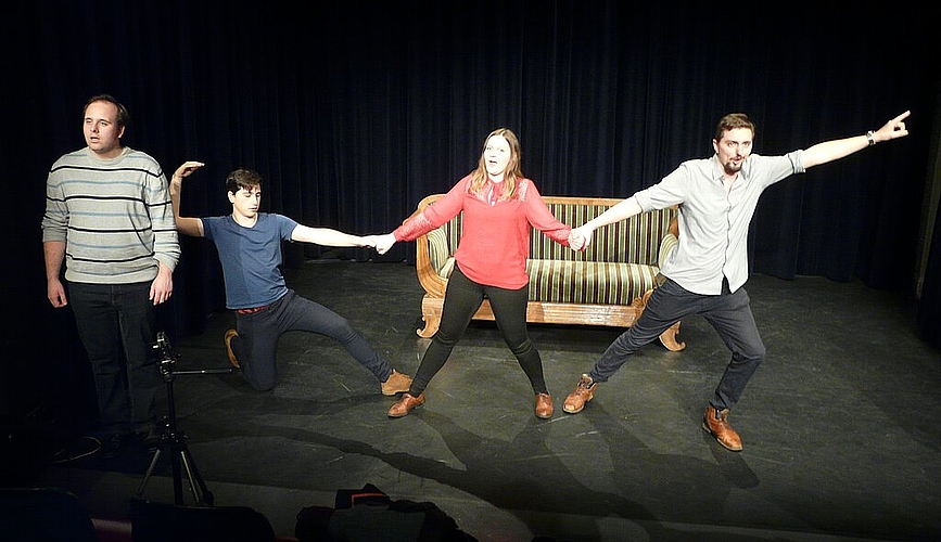 Der Diener (Timothy Löw, l.) kommentiert das Geschehen hinter ihm, wo der Vater (Tobias Wurmehl, r.) versucht, die Tochter (Gabriela Glaus) von ihrem Liebhaber (Maxence Douez) wegzuziehen. Fotos: A. Jegge
