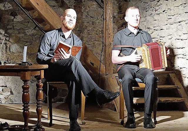 Erzähler Rafael Moser und Florian Gass am Schwyzerörgeli. Foto: B. Eglin