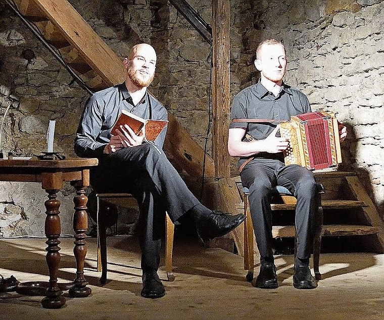 Erzähler Rafael Moser und Florian Gass am Schwyzerörgeli. Foto: B. Eglin