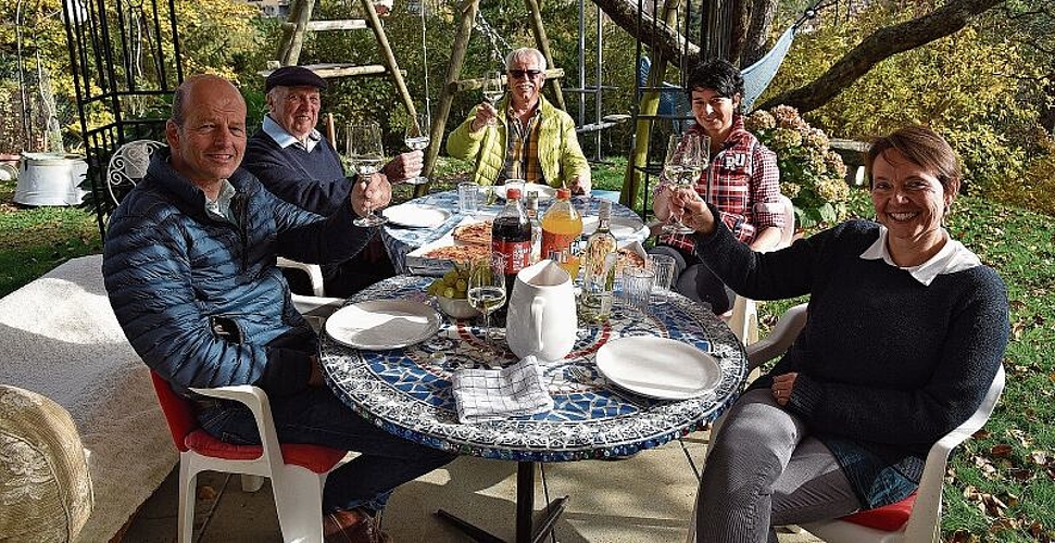 Emanuel Wittstich, Kurt Wyss, Mario Dubini, Gabriela Loepfe-Lazar und Helene Koch-Schmutz stossen auf ihr Werk an. Foto: zVg