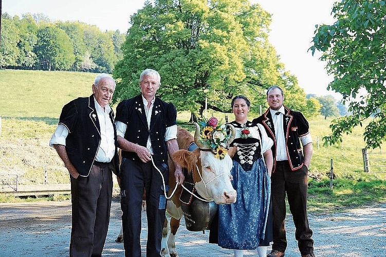 Für Hans Schweizer und seinen Sohn Hanspeter gilt es Abschied zu nehmen; Samira Waser und Christoph Gerber sind die neuen Pächter ihres Hofes in Bärenwil.