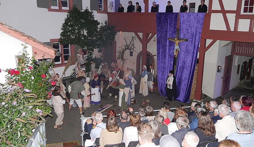 Zerstörung in der Kirche St. Peter. Fotos: B. Eglin