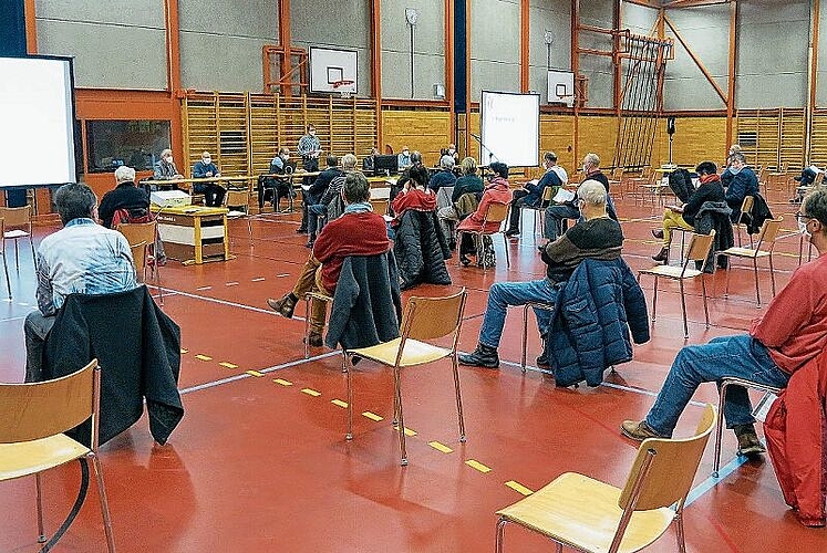 Die EGV unter strengen Schutzmassnahmen in der Dreifachsporthalle Tannenbrunn.