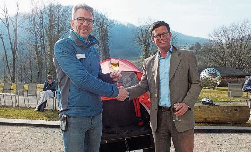 Gritt Geschäftsleiter Stephan Hall (links) und Michael Harr, Chef der Pro Senectute beider Basel, freuen sich über die Rikscha.
