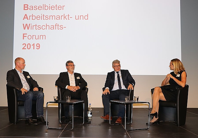 Matthias Nettekoven, Hoffmann-La Roche, Beat Voegtlin, Endress+Hauser, und Beat Lüthy, Amt für Volksschulen, im Gespräch mit Esther Keller (v.l.). Foto: M. Schaffner