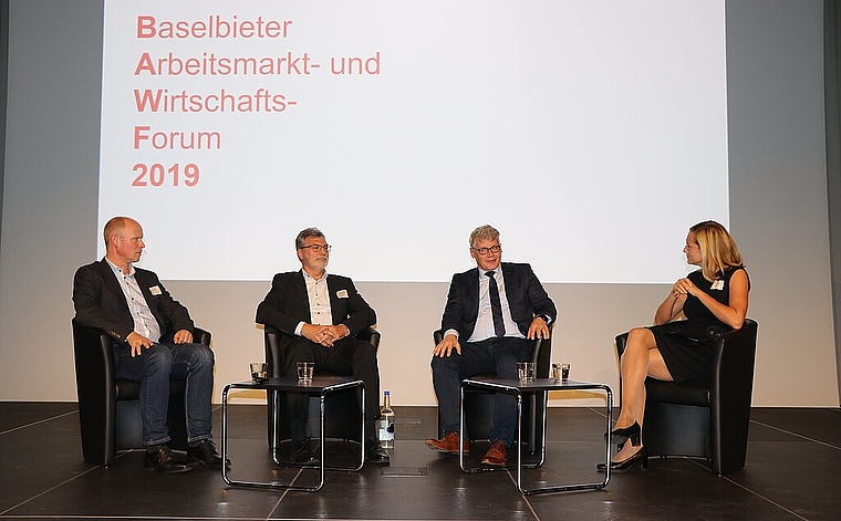 Matthias Nettekoven, Hoffmann-La Roche, Beat Voegtlin, Endress+Hauser, und Beat Lüthy, Amt für Volksschulen, im Gespräch mit Esther Keller (v.l.). Foto: M. Schaffner