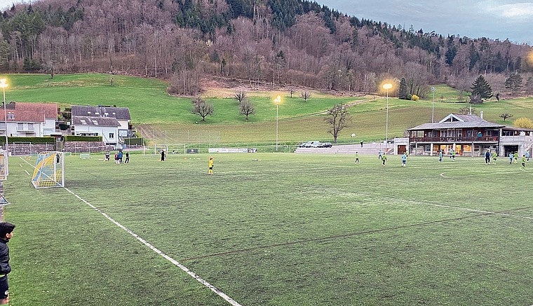 Auf dem Kunstrasen wurde auch am Montagabend fleissig trainiert.Foto: W. Wenger 
