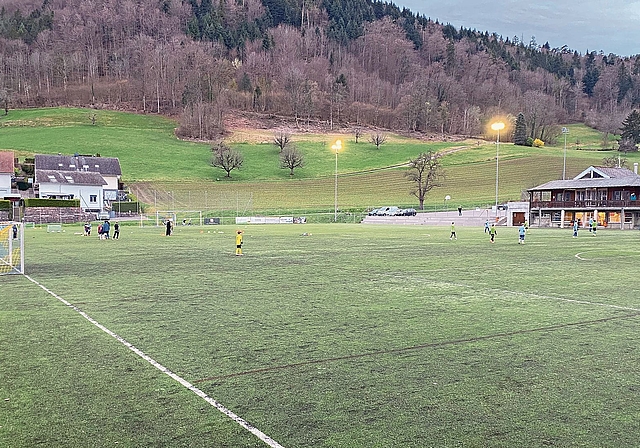 Auf dem Kunstrasen wurde auch am Montagabend fleissig trainiert.Foto: W. Wenger 