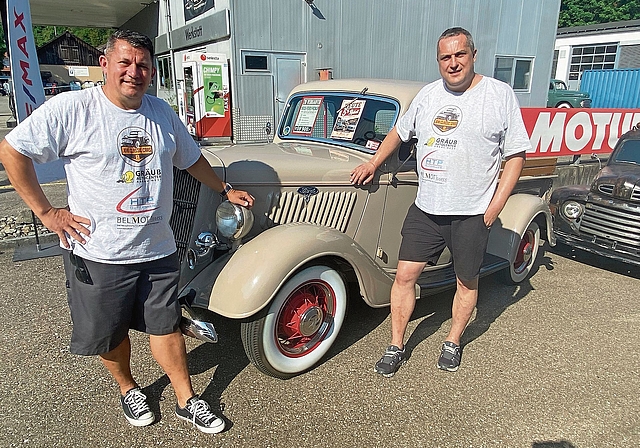 Bruno Bussinger und Jovi Todorovic (v. l.) präsentieren einen 1935er Ford Flathead.