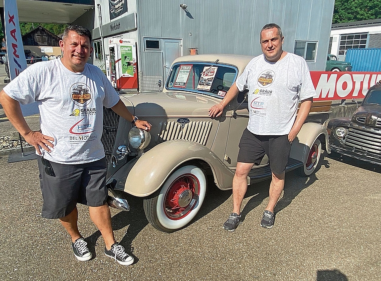 Bruno Bussinger und Jovi Todorovic (v. l.) präsentieren einen 1935er Ford Flathead.