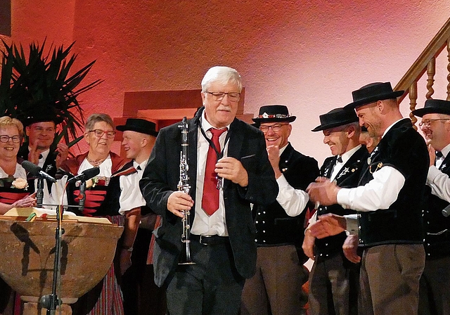 Bandleader Hansi Rudin zusammen mit dem Jodlerclub in Jubiläumslaune. Fotos: U. Fluri