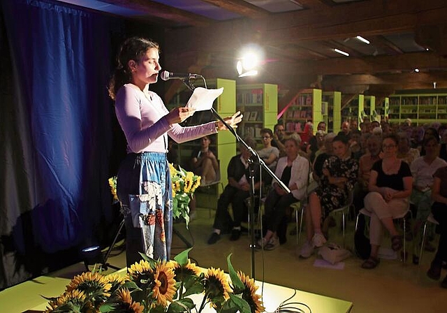 Im Scheinwerferlicht auf der KBL-Bühne: Poetry-Slammerin Joelle Leimer. Im Dunkeln warten bereits Fine Degen und Lea Schneider auf ihren Einsatz.Foto: M. Schaffner