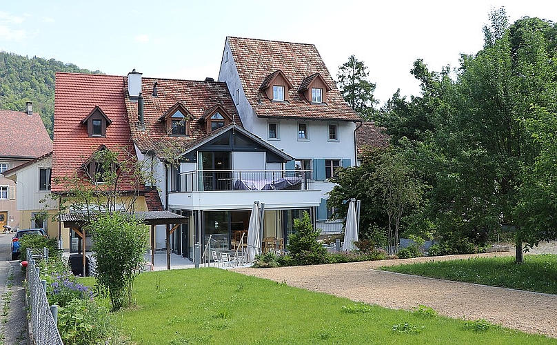 Der Räbhof liegt mitten im Dorf und auf der Hinterseite ist noch Platz für spätere Erweiterungen vorhanden.