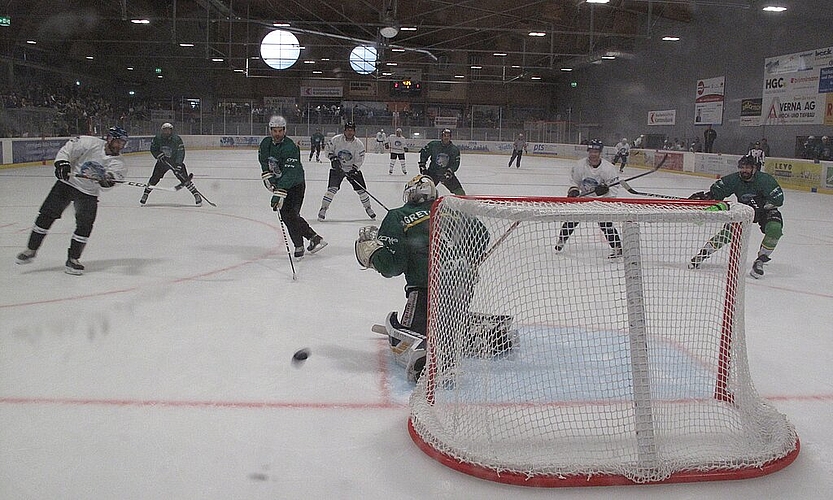 Intensives Eishockey auch bei den Promis. Fotos: B. Ermel
