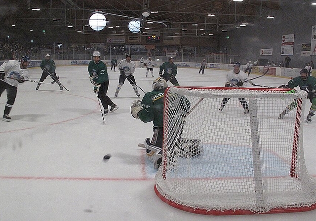 Intensives Eishockey auch bei den Promis. Fotos: B. Ermel
