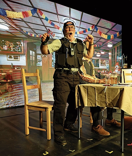 Der Sicherheitsbeauftragte René Frei kontrolliert mit grossem Eifer alles in der Beiz. Der Sicherheitsbeauftragte René Frei kontrolliert mit grossem Eifer alles in der Beiz.