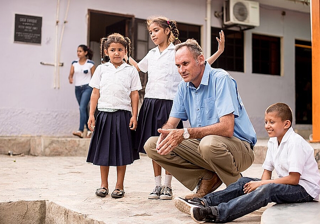 Christoph Wittwer und einige Kinder draussen vor dem Heim.Fotos: zVg
