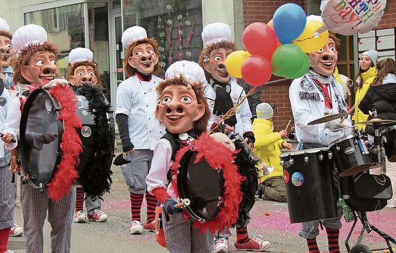 Mit schrillen Fasnachtstönen wurde der Kinderumzug begleitet. Fotos: s. van Riemsdik