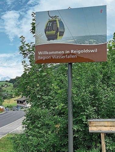 Die Tourismustafeln von Bretzwil/Lauwil her kommend.