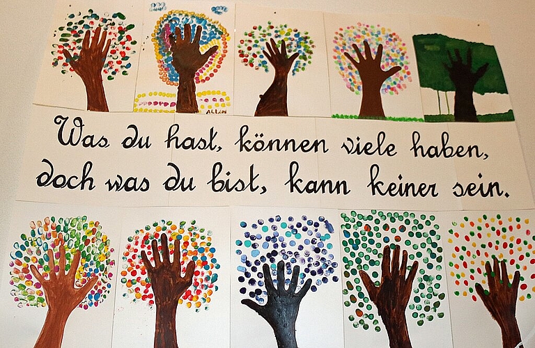 Diese von Bewohnerinnen und Bewohnern gestaltete Lebensweisheit begrüsst die Besucher beim Eintritt in den Räbhof Lausen.
