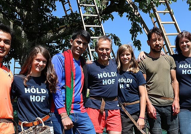 Caroline und Erich Schweizer vom Höldihof Buus mit ihren Töchtern Nora und Lia und drei Kirschenpflückern aus Afghanistan: «Wir fühlen uns als grosse Familie», sagt die Mutter. Fotos: B. Bentolila
