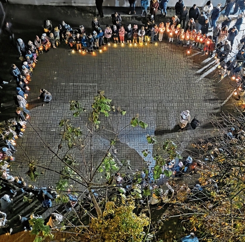 Zwischenhalt beim Quartierladen: Die Kinder singen ein Lied. 
