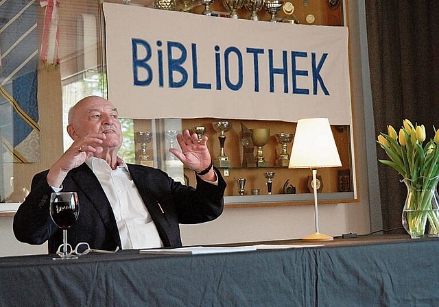 Charles Brauer, ein Gläschen Roter gehört dazu.Foto: e. gysin