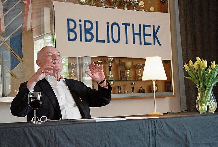 Charles Brauer, ein Gläschen Roter gehört dazu.Foto: e. gysin