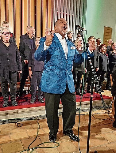 Kraftvoll und stimmgewaltig, der amerikanische Gospelsänger Calvin Bridges aus Chicago singt «Celebrate», den Gospelsong, den er selber komponiert hat.