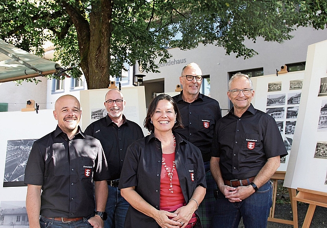 Der strahlende Itinger Gemeinderat vor der Archiv-Fotoausstellung: Kim Grauwiller, Roland Caviezel, Cécile Schmidt Bur, Peter Bosch und Silvio Strub (v.l.).