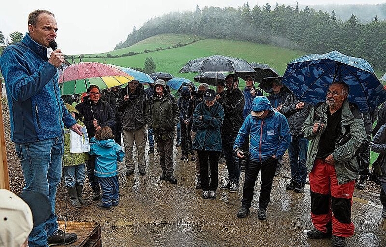 Martin Furler, Obmann der Ulmetkommission wendet sich bei Ulmetwetter an die Gäste.
