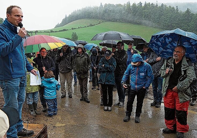 Martin Furler, Obmann der Ulmetkommission wendet sich bei Ulmetwetter an die Gäste.

