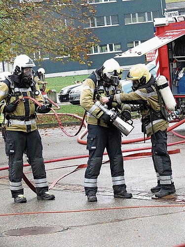 Der Schaumlöscher wird in Stellung gebracht.Fotos: S. van Riemsdijk