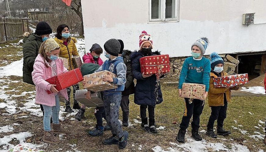 Geschenkverteilung in Solca. Fotos: zVg