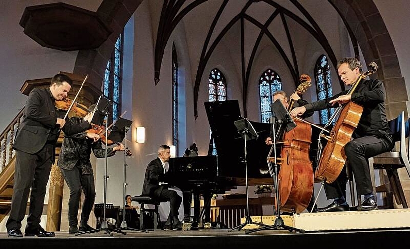 Chamber Artists und Pianist José Gallardo interpretieren zwei Sätze von Beethovens «Eroica».Fotos: T. Brunnschweiler