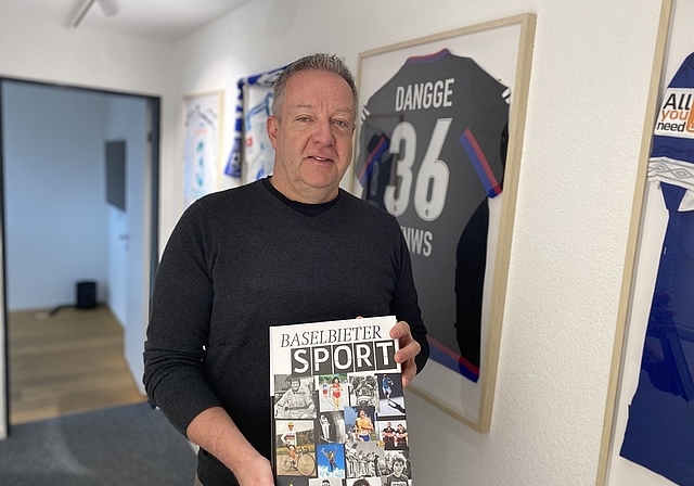 Chefautor Daniel Schaub präsentiert stolz «sein» einzigartiges Werk. FOTO: W. WENGER