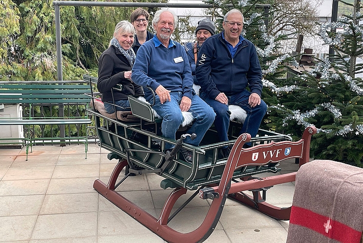 Die Macherinnen und Macher der Ausstellung auf einem alten Pferdeschlitten. Von links nach rechts: Lisbeth Brönnimann, Irene Gunzenhauser, Fritz Brönnimann, Heiner Martin und Theo Martin. Fotos: M. Stöcklin Die Macherinnen und Macher der Ausstellung auf einem alten Pferdeschlitten. Von links nach rechts: Lisbeth Brönnimann, Irene Gunzenhauser, Fritz Brönnimann, Heiner Martin und Theo Martin. Fotos: M. Stöcklin