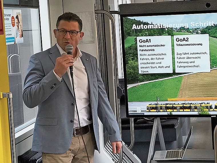 Philipp Glogg, Chief Technical Officer der BLT, erklärt die Entwicklungsschritte (Grade of Automation, GoA) von GoA1 (nichtautomatisierter Fahrbetrieb) bis GoA4 (Autonomie). Die WB ist momentan auf Stufe GoA2.Foto: M. Schaffner