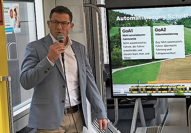 Philipp Glogg, Chief Technical Officer der BLT, erklärt die Entwicklungsschritte (Grade of Automation, GoA) von GoA1 (nichtautomatisierter Fahrbetrieb) bis GoA4 (Autonomie). Die WB ist momentan auf Stufe GoA2.Foto: M. Schaffner